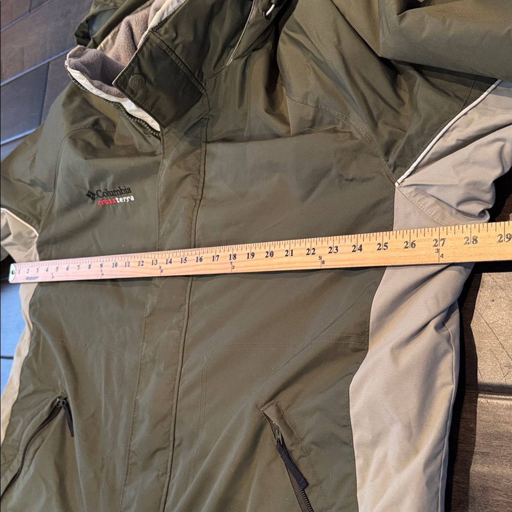 Columbia Cross Terra Interchange Jacket in green and beige - Picture 9 of 12